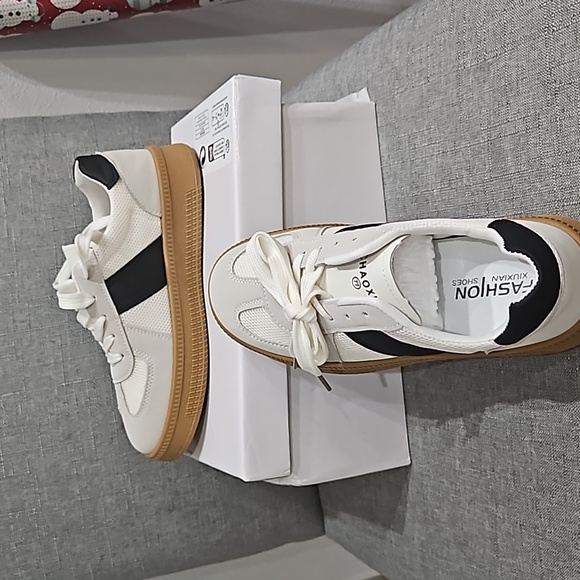 No Brand Sneakers, Grey, Off White, & Black Size 8 runs small.  NWOT - Picture 3 of 6